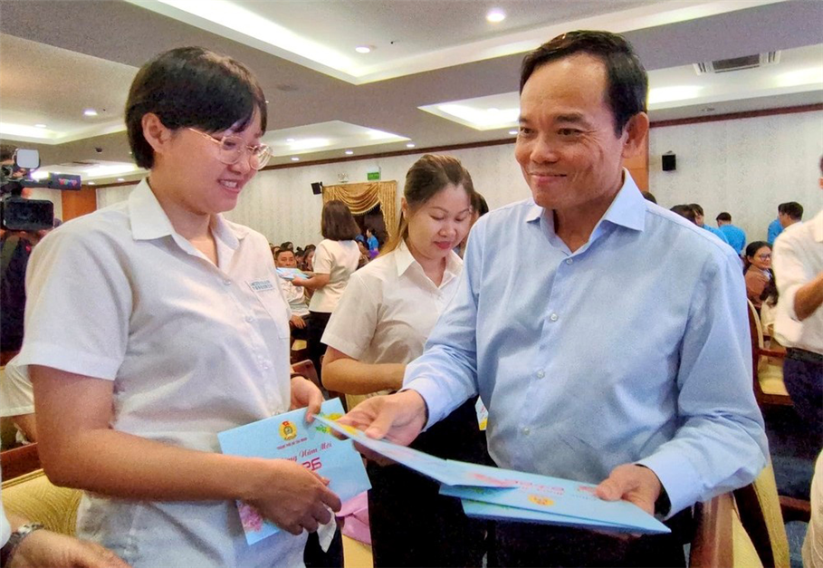 Bí thư Thành ủy TP.HCM Trần Lưu Quang gặp mặt, tặng quà và chúc Tết người lao động